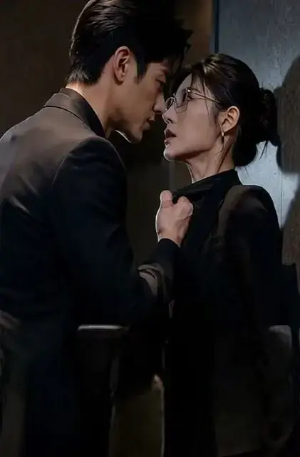 《女总裁的秘密开关》相关资源图片